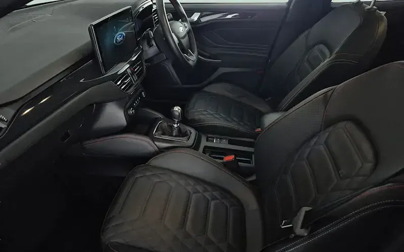 Begagnad Ford Focus ST-Line X 125 HK (91 kW) 2024 Svart Halvkombi