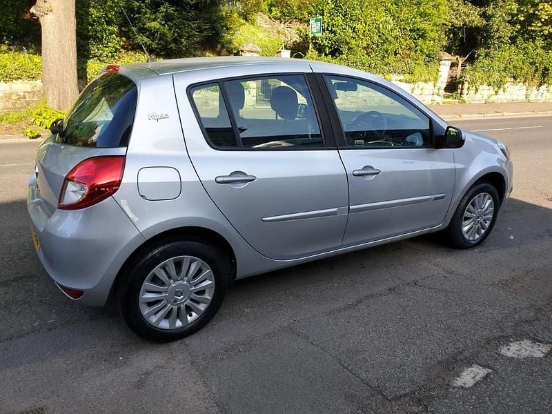 Usado Renault Clio II 75 HP (55 kW) 2011 Prateado Citadino