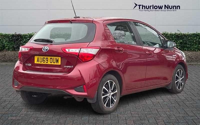 Used Toyota Yaris Hybrid 101 HP (74 kW) 2019 Red Hatchback