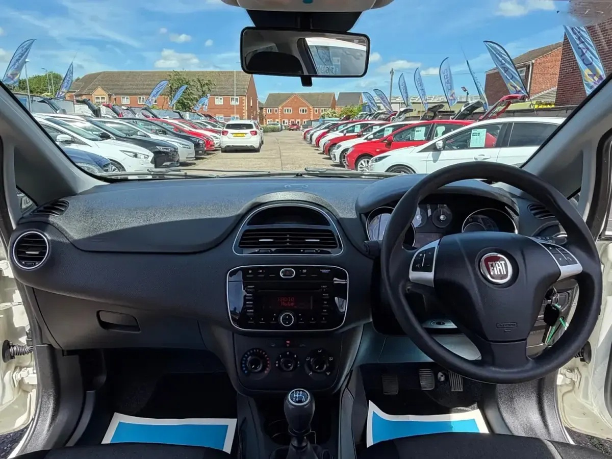 Used Fiat Punto Pop 69 HP (50 kW) 2015 White Hatchback