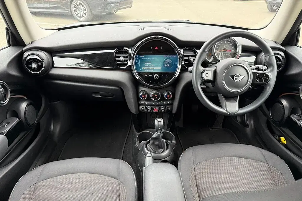 Używany Mini Cooper Classic 134 KM (98 kW) 2022 Szary Hatchback