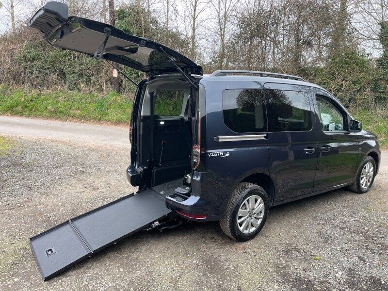 Blue Used 2024 VW Caddy Life MPV | £24,995 (Good price) - Image 1/4