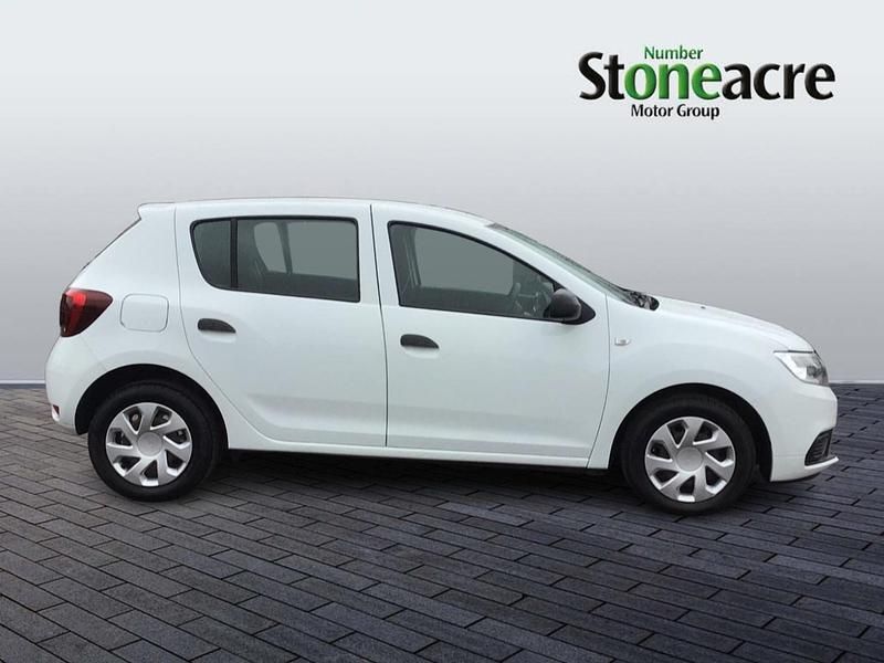 Used Dacia Sandero Ambiance 72 HP (52 kW) 2018 White Hatchback