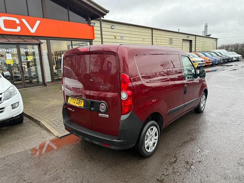 Begagnad Fiat Doblò 2022 Röd Minibuss