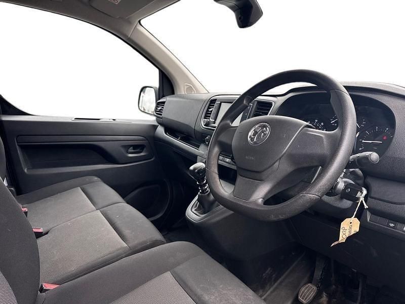 Second-hand Vauxhall Vivaro 100 CP (73 kW) 2023 Alb Monovolum