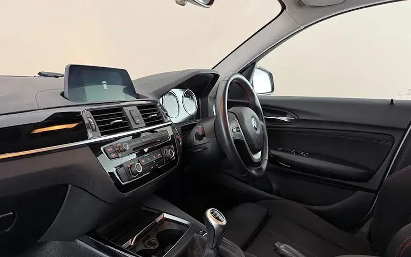 Used BMW 118 Sport Line 136 HP (100 kW) 2019 White Hatchback