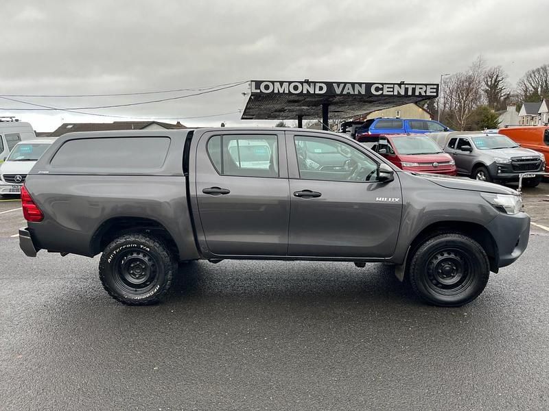 Usado Toyota HiLux Active 150 HP (110 kW) 2017 Cinzento Pickup
