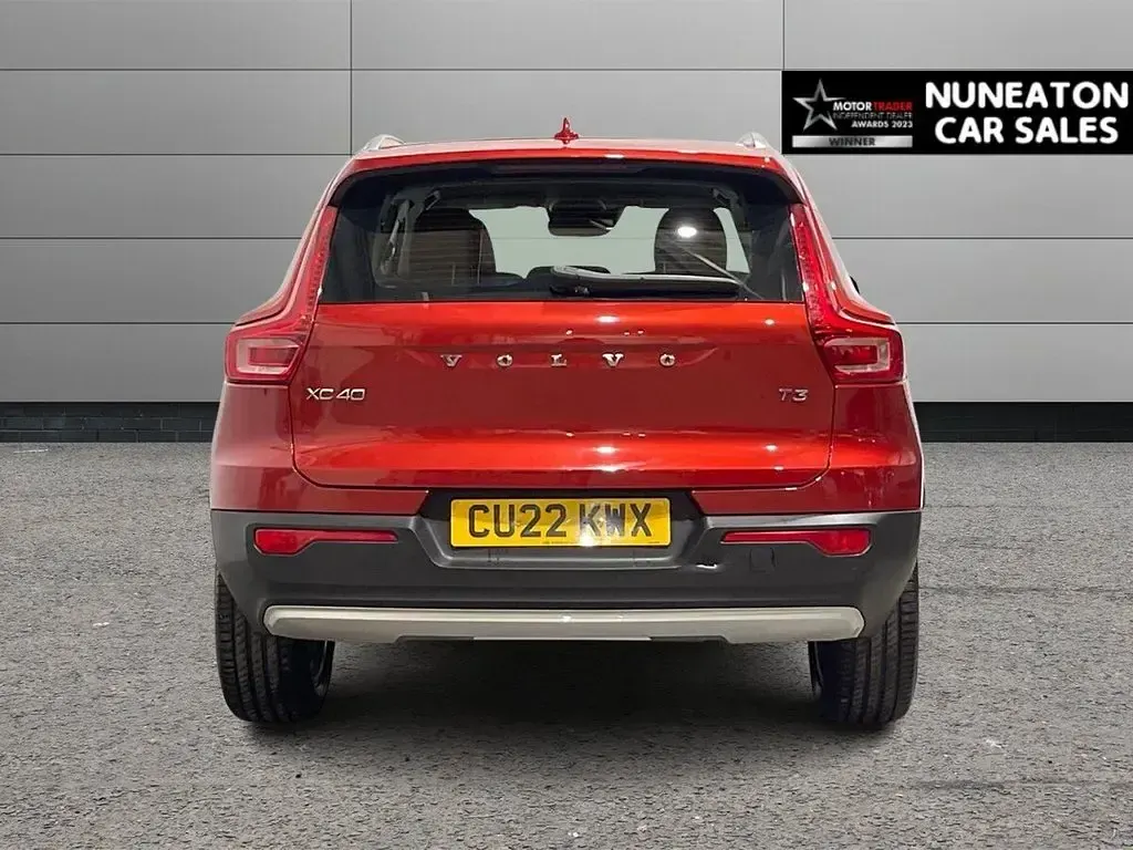 Used Volvo XC40 Momentum 163 HP (119 kW) 2022 Red SUV