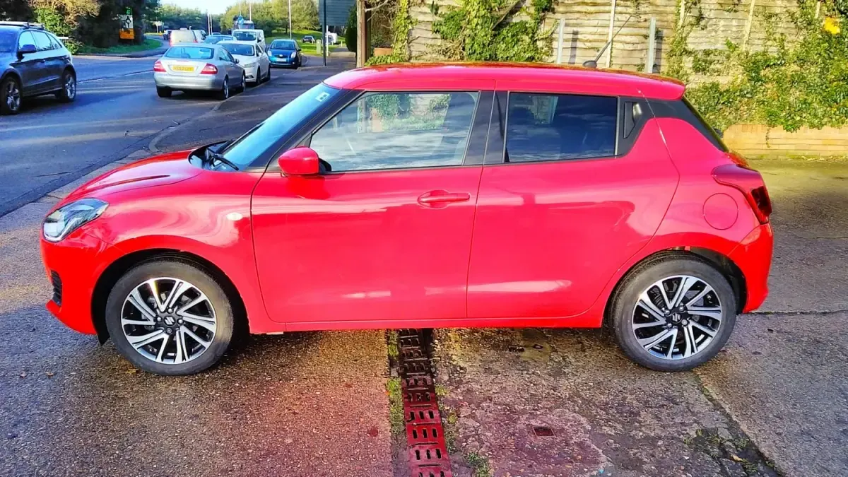 Usado Suzuki Swift SZ-L 83 CV (61 kW) 2023 Rojo Utilitario