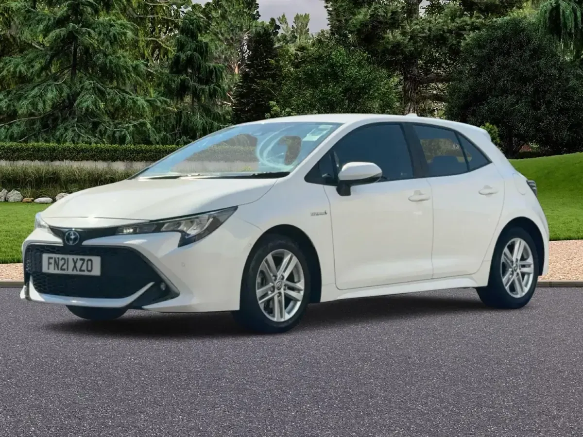 Used Toyota Corolla 122 HP (89 kW) 2021 White Hatchback