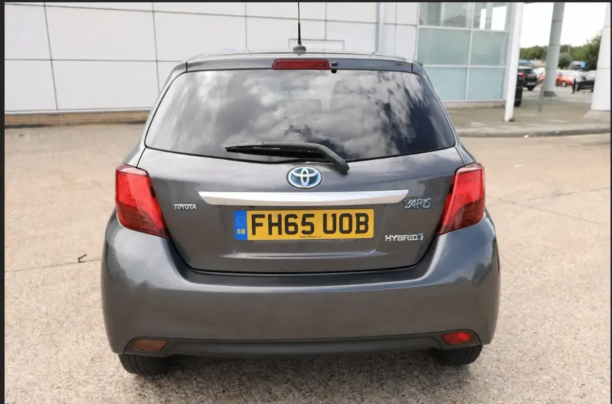 Used Toyota Yaris 101 HP (74 kW) 2016 Grey Hatchback