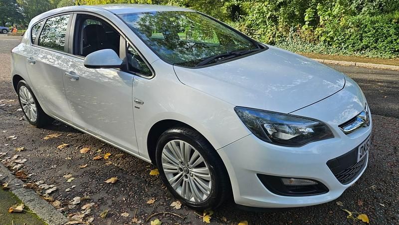 Second-hand Vauxhall Astra 2013 Alb Hatchback