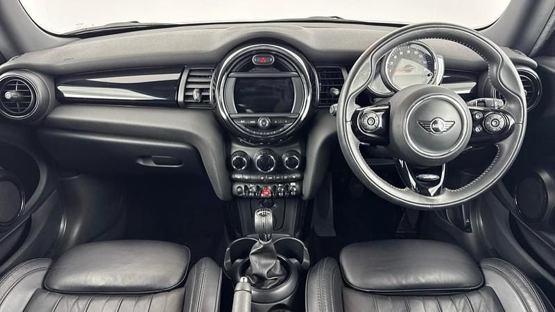Używany Mini Cooper Hatch 134 KM (98 kW) 2018 Czerwony Hatchback