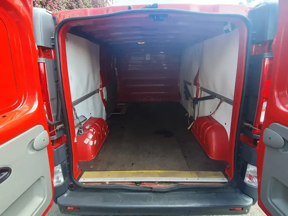Usado Vauxhall Vivaro 90 HP (66 kW) 2013 Vermelho Monovolume