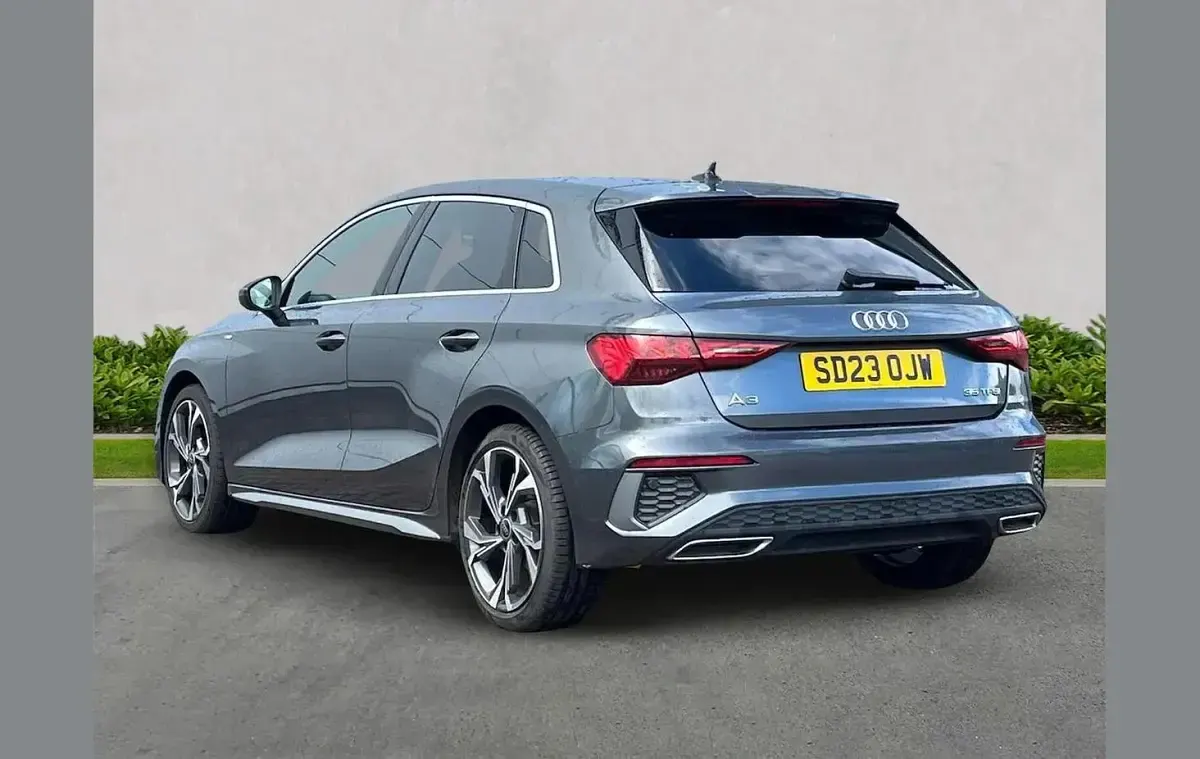 Używany Audi A3 S-Line 150 KM (110 kW) 2023 Szary Sedan/Limuzyna