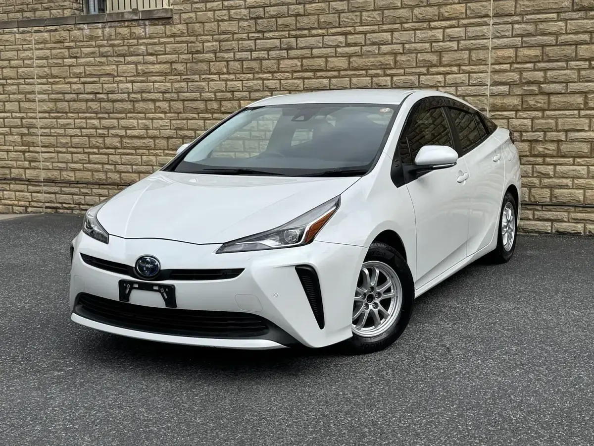 Used Toyota Prius Active 122 HP (89 kW) 2021 White Hatchback