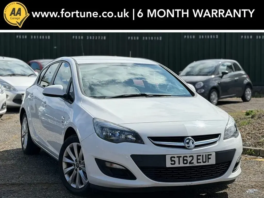 Second-hand Vauxhall Astra Active 115 CP (84 kW) 2012 Alb Hatchback
