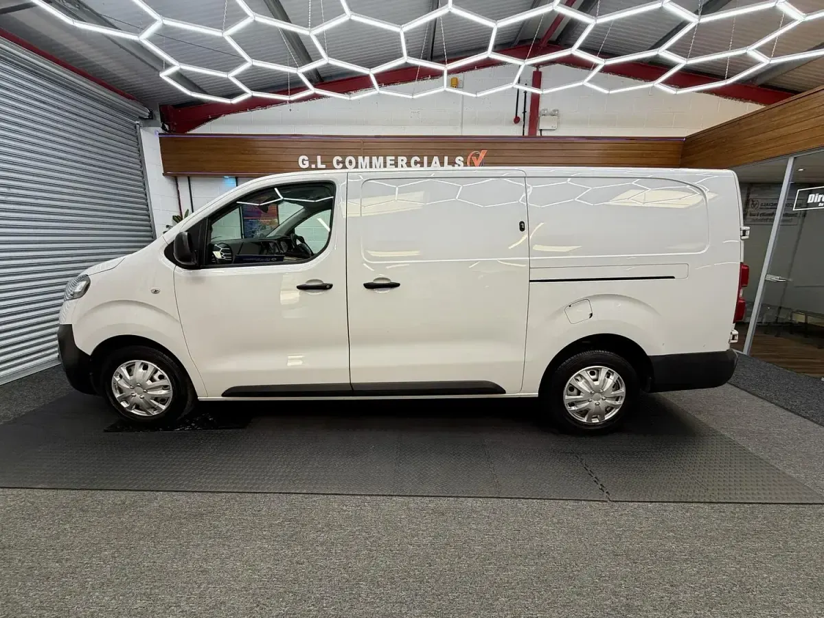 Used Vauxhall Vivaro S 100 HP (73 kW) 2022 White MPV