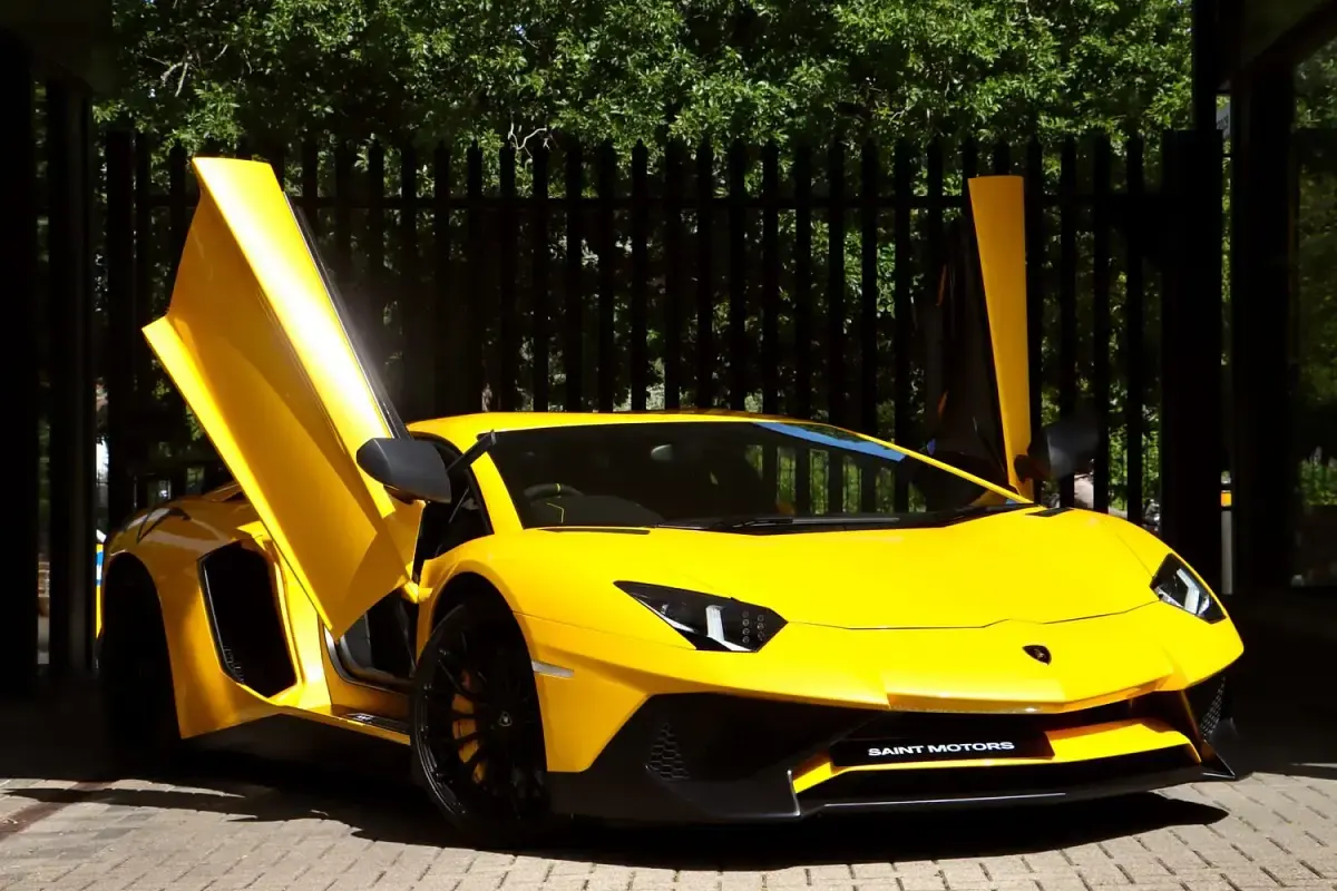 Used Lamborghini Aventador 750 HP (551 kW) 2016 Yellow Coupe