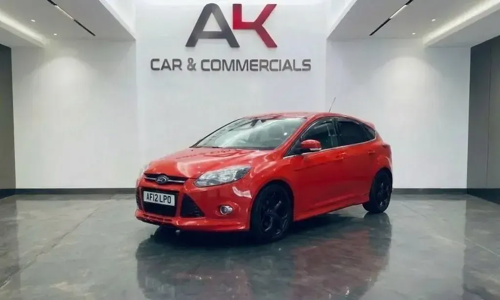 Usado Ford Focus Zetec 125 HP (91 kW) 2012 Vermelho Citadino