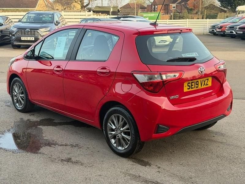 Used Toyota Yaris 71 HP (52 kW) 2019 Red Hatchback