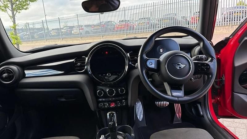 Used Mini Cooper Hatch 134 HP (98 kW) 2021 Red Hatchback