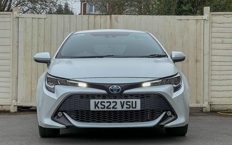 Used Toyota Corolla Design 184 HP (135 kW) 2022 White Hatchback
