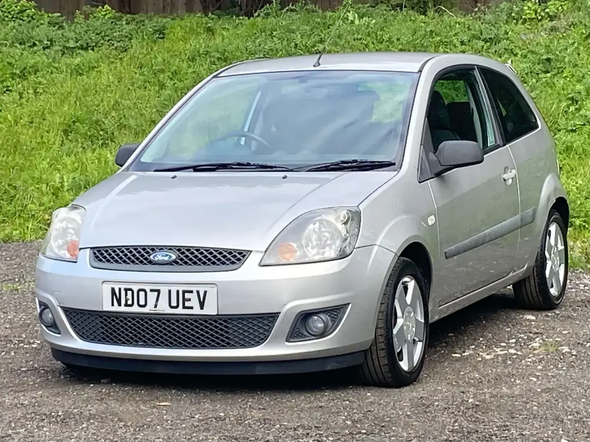 Used Ford Fiesta Zetec 75 HP (55 kW) 2007 Silver Hatchback