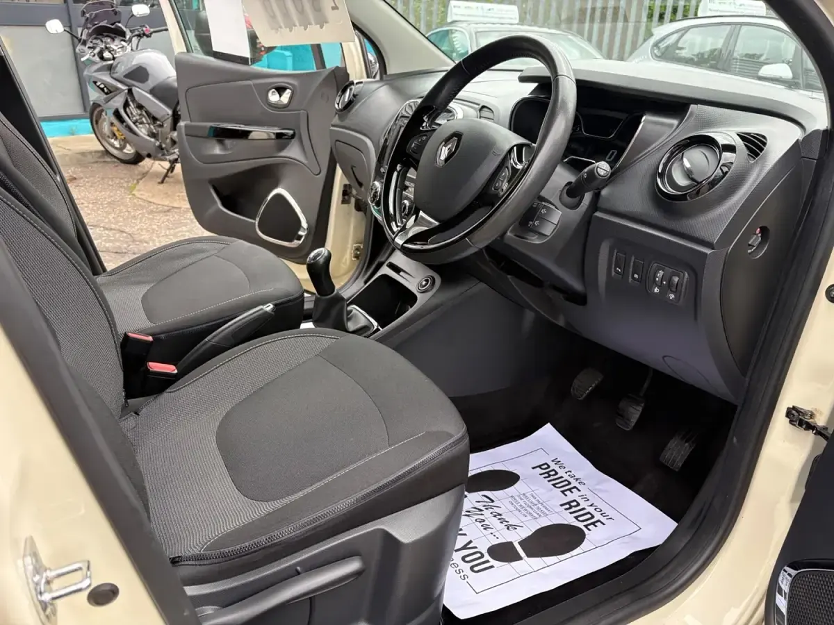 Used Renault Captur Dynamique 90 HP (66 kW) 2015 White SUV