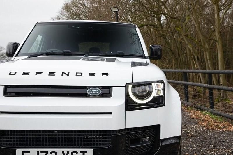 Used Land Rover Defender Dynamic 350 HP (257 kW) 2022 White Estate