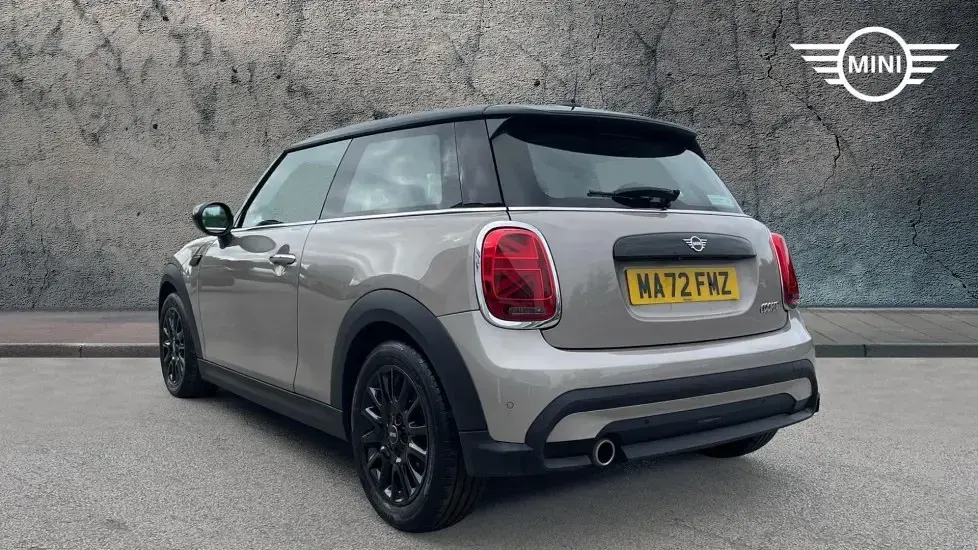 Usado Mini Cooper Classic 134 HP (98 kW) 2022 Cinzento Citadino