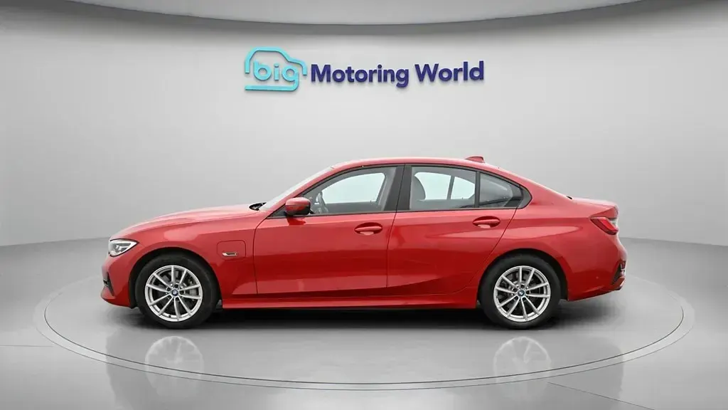 Begagnad BMW 330e 292 HK (214 kW) 2022 Röd Sedan
