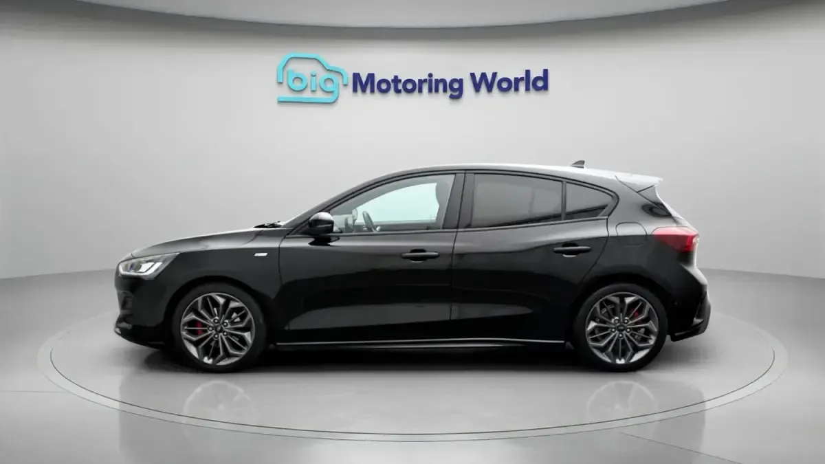 Begagnad Ford Focus ST-Line X 155 HK (114 kW) 2023 Svart Halvkombi