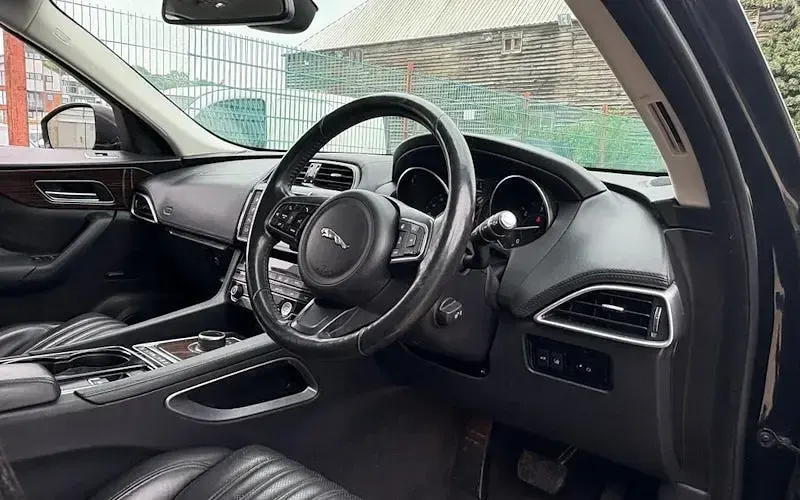 Used Jaguar F-Pace Portfolio 180 HP (132 kW) 2017 Black SUV