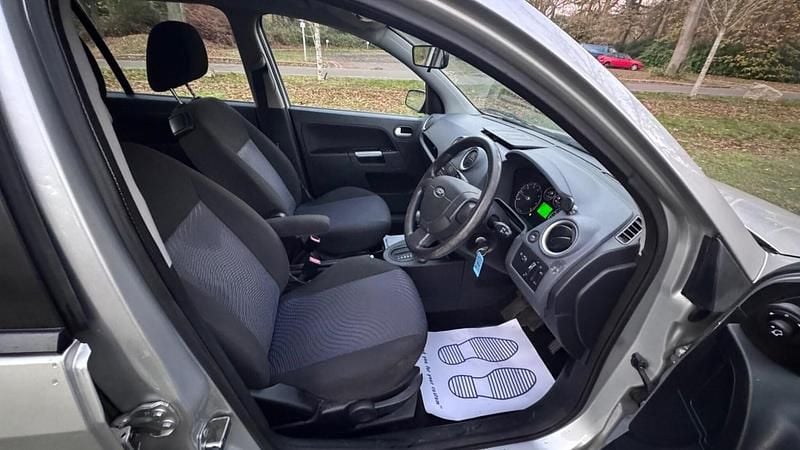 Used Ford Fusion Zetec 101 HP (74 kW) 2006 Silver Hatchback