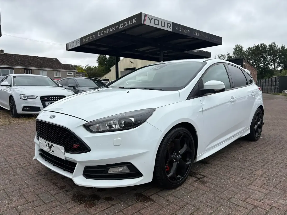 Used Ford Focus ST 250 HP (183 kW) 2015 White Hatchback