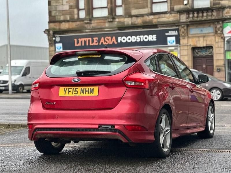Used Ford Focus Zetec 120 HP (88 kW) 2015 Red Hatchback