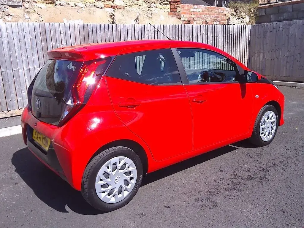 Second-hand Toyota Aygo X-play 72 CP (52 kW) 2021 Roșu Hatchback