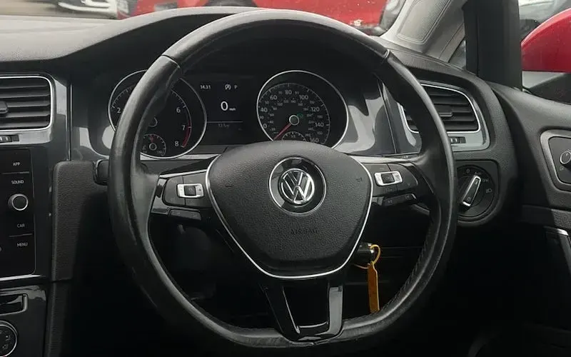 Used VW Golf VII SE 125 HP (91 kW) 2017 Red Hatchback