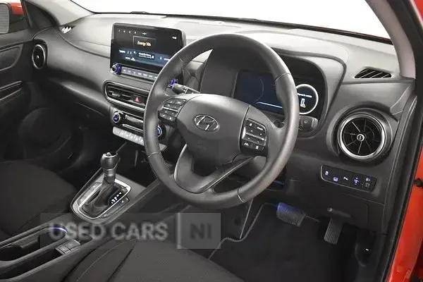 Gebraucht Hyundai Kona Premium 141 PS (103 kW) 2023 Rot SUV
