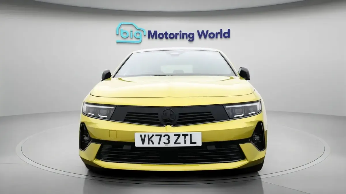 Used Vauxhall Astra Ultimate 130 HP (95 kW) 2023 Yellow/black Hatchback