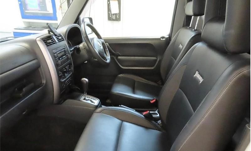Used Suzuki Jimny SZ4 85 HP (62 kW) 2012 White SUV