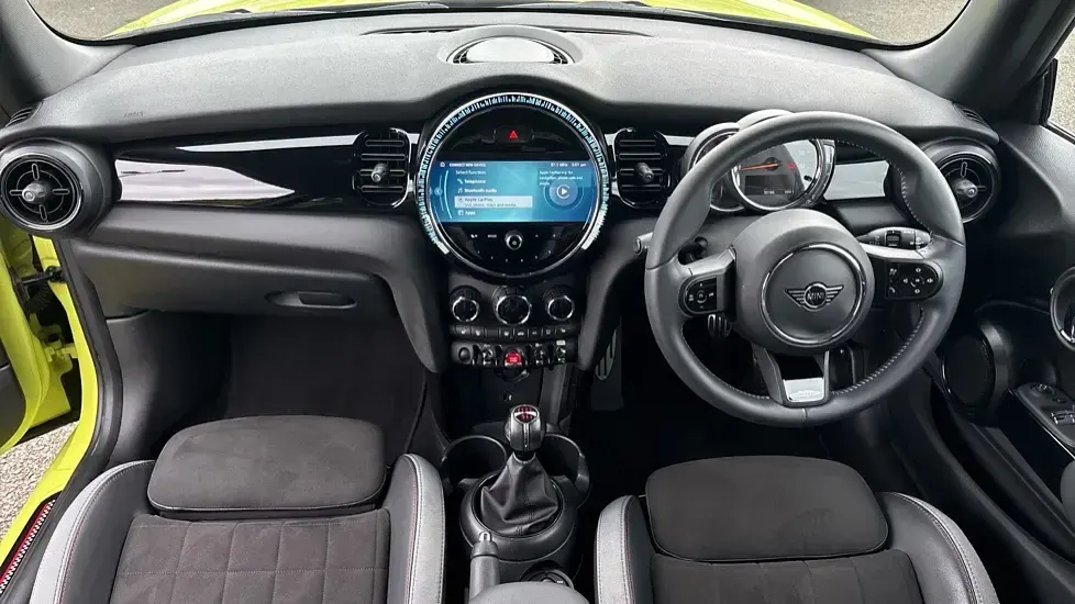 Used Mini Cooper Hatch 134 HP (98 kW) 2022 Yellow Hatchback