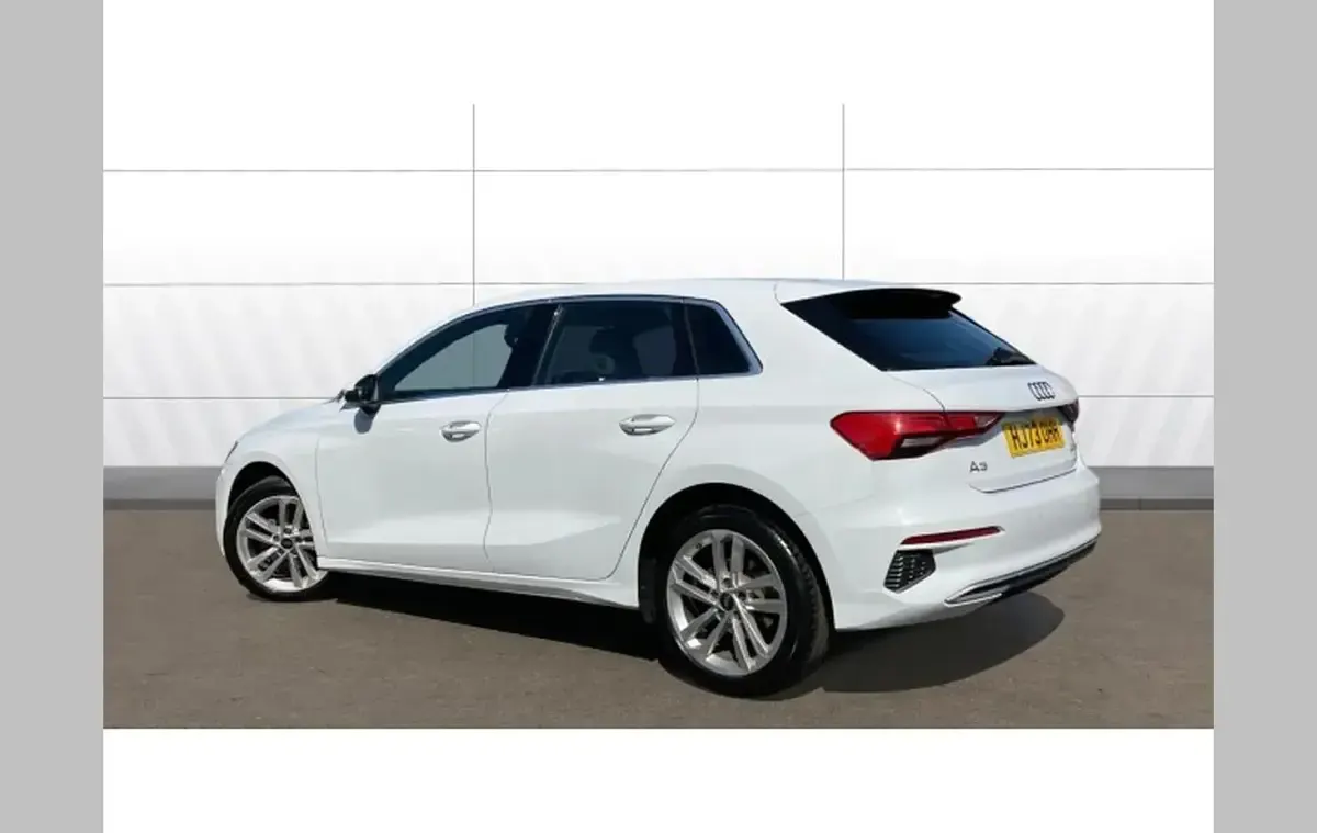 Begagnad Audi A3 Sport 150 HK (110 kW) 2023 Vit Sedan
