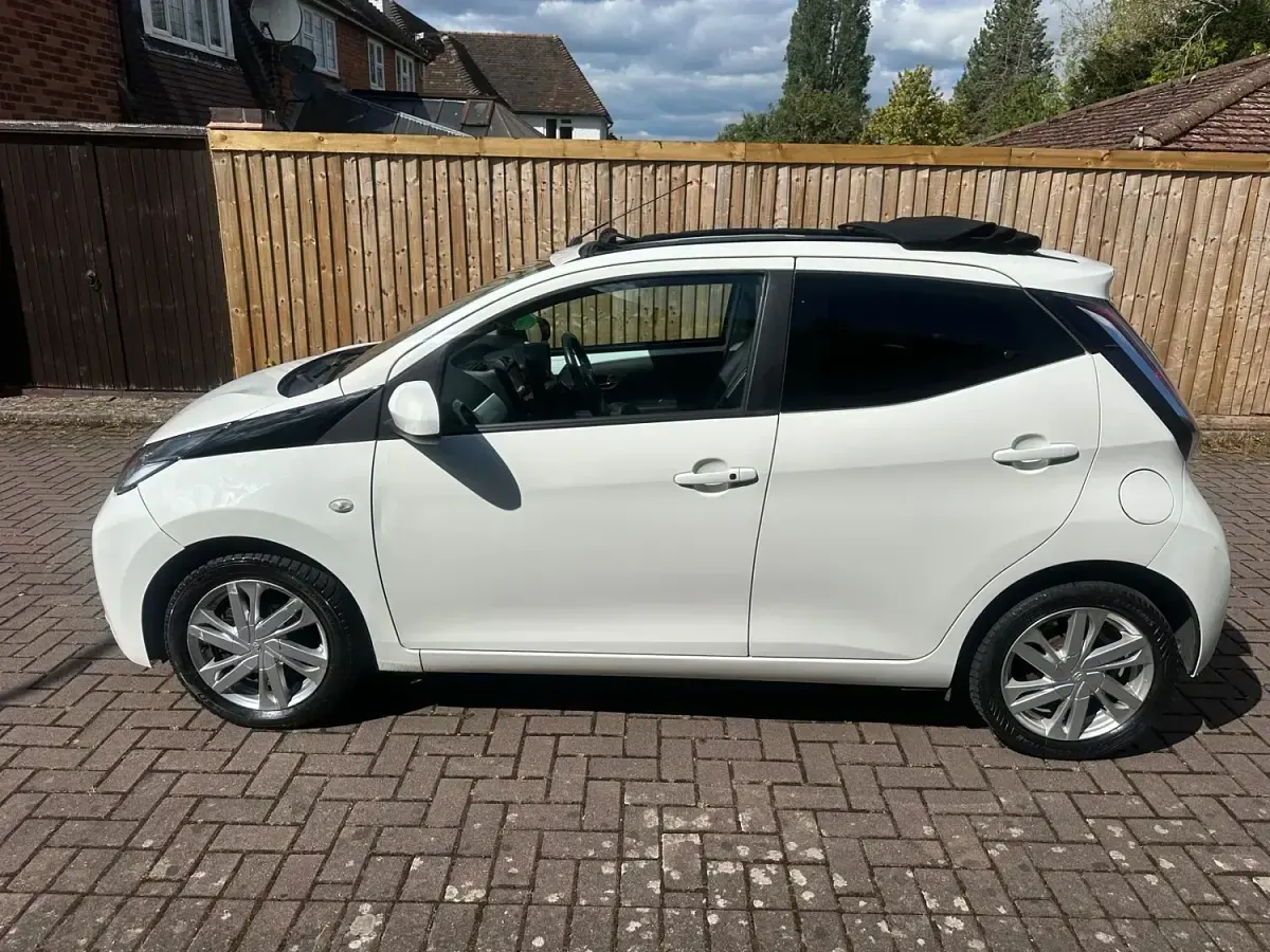 Used Toyota Aygo x-press 69 HP (50 kW) 2015 White Hatchback