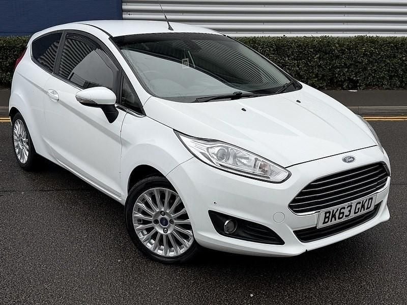 Used Ford Fiesta Titanium 100 HP (73 kW) 2013 White Hatchback