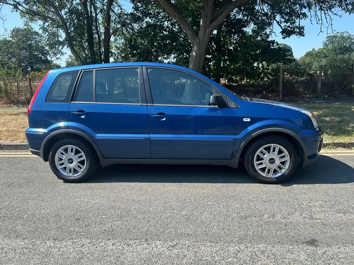 Used Ford Fusion Zetec 101 HP (74 kW) 2008 Blue Hatchback
