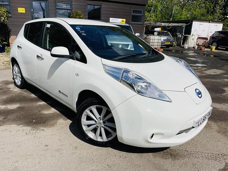 Begagnad Nissan Leaf Acenta 80 kW (109 HK) 2017 Vit Halvkombi