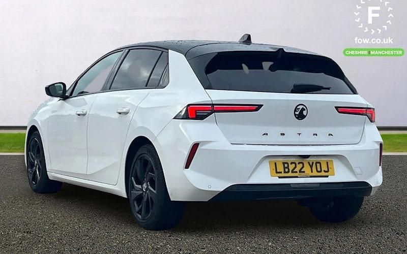Used Vauxhall Astra GS Line 131 HP (96 kW) 2022 White Hatchback