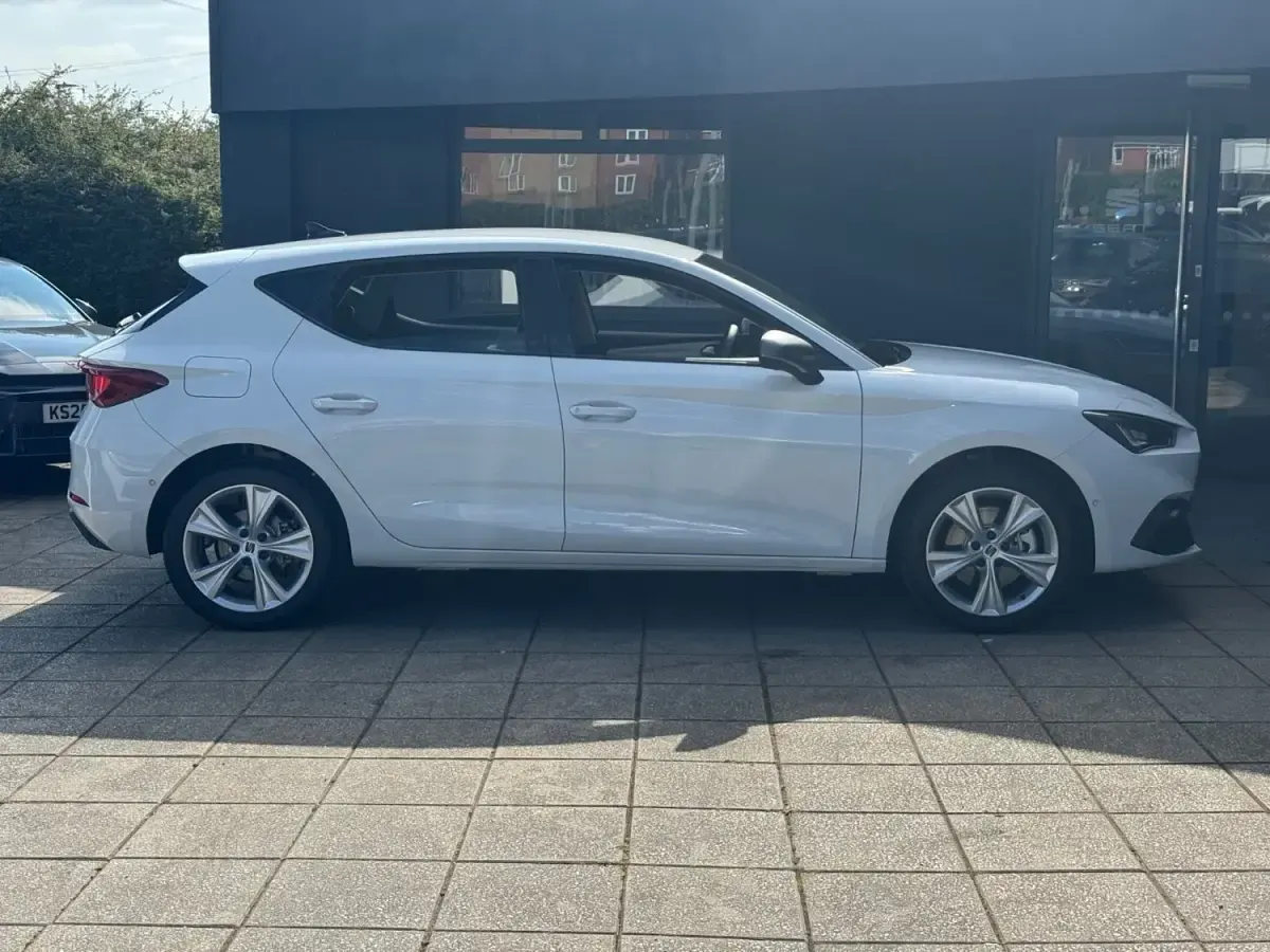 Ny Seat Leon FR 200 HK (147 kW) 2025 Vit Halvkombi